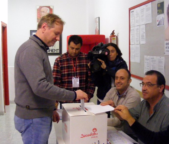 Ramón Socías votando