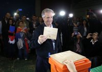 Tabaré Vázquez vota y dice que si gana convocará "un gran encuentro nacional"