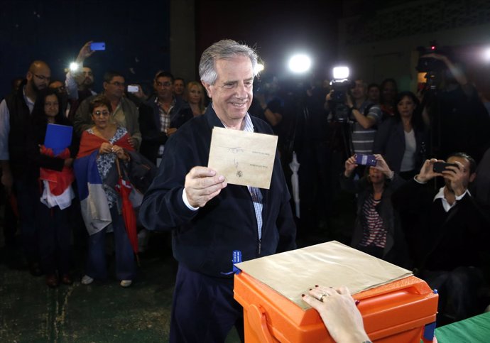 Tabaré Vázquez vota