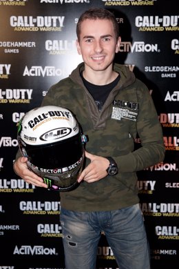 Lorenzo y el casco decorado con el Call of Duty Advance Warfare