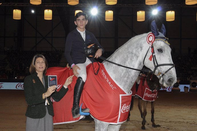 Figar entrega uno de los galardones de la Madrid Horse Week