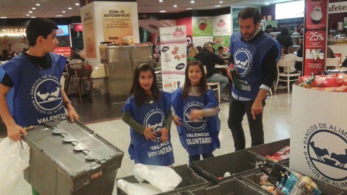 Voluntarios recogen alimentos en un supermercado de Valencia