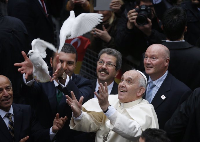 El Papa Francisco libera una paloma durante su visita a Turquía