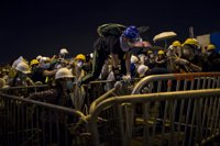 El gobernador de Hong Kong exige a los manifestantes que se retiren o serán arrestados