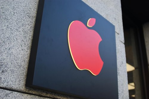 Logotipo de Apple en color rojo en la Apple Store