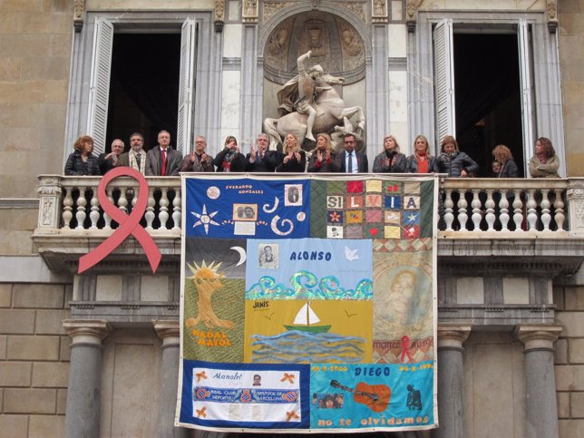Despliegue del tapiz conmemorativo del Día Mundial del Sida en la Generalitat
