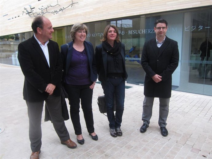 Elena Cortés con los representantes institucionales de la Junta