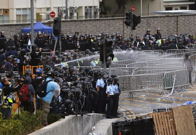Policías antidisturbios emplean cañones de agua en Hon Kong
