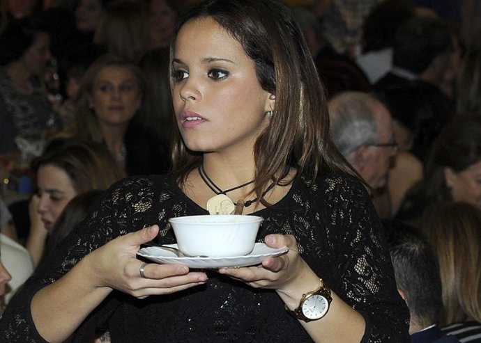 Gloria camila en el mercadillo solidario 