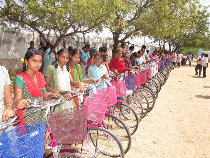 Bicicletas Sin Fronteras entrega 106 bicis en la Fundación Vicente Ferrer