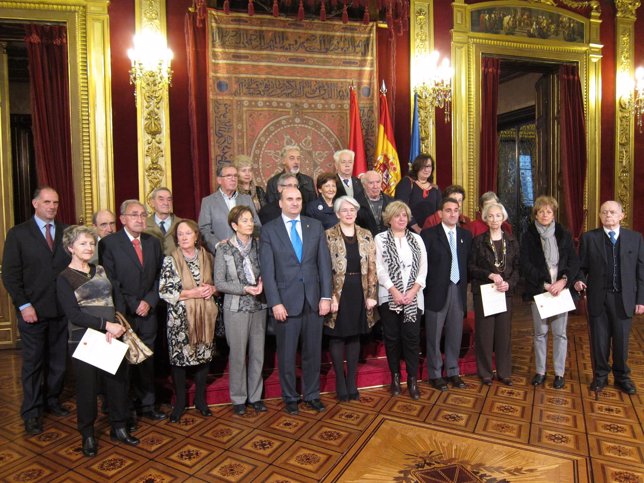 Los homenajeados junto a representantes del Gobierno de Navarra