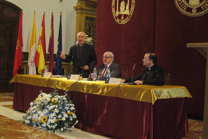 Paglia, Mendoza y Vázquez durante la conferencia