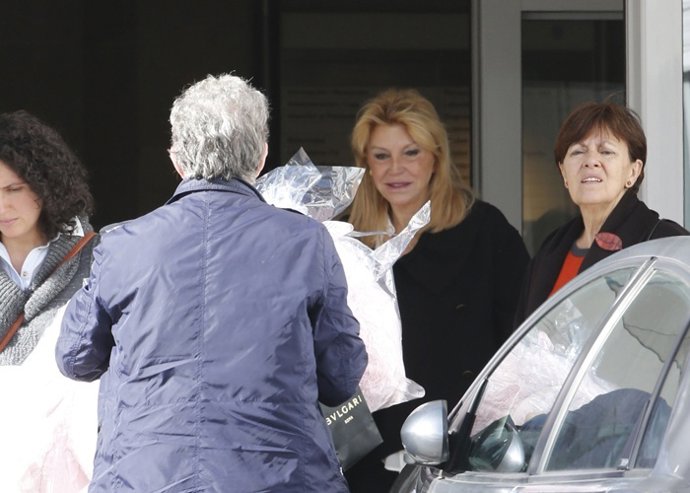 Tita Cervera acude sonriente a ver a su nieta recién nacida 