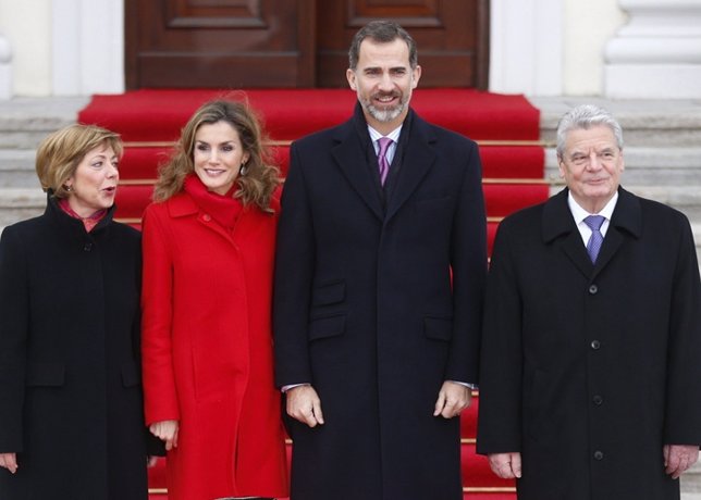 German President Joachim Gauck and his partner Daniela Schadt (L) welcome Spain'