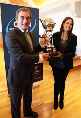 Javier Lozano entrega a Rosa Romero la Copa de España