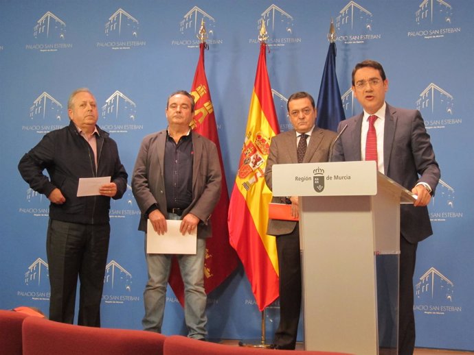 José Gabriel Ruiz junto a Albarracín, Navarro y Jiménez en rueda de prensa