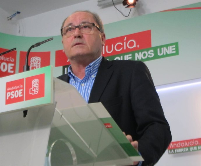 Juan Cornejo este lunes en rueda de prensa en el PSOE-A