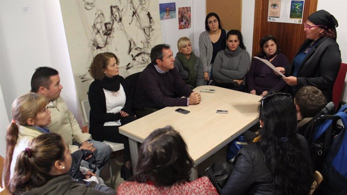 Reunión de Juan Espadas con la plataforma 'Derecho a la vivienda en Sevilla'