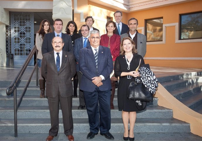El rector de la US, Antonio Ramírez de Arellano, en el centro