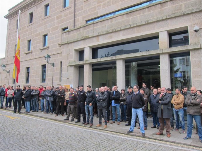 Concentración en Santiago por la policía fallecida en Vigo