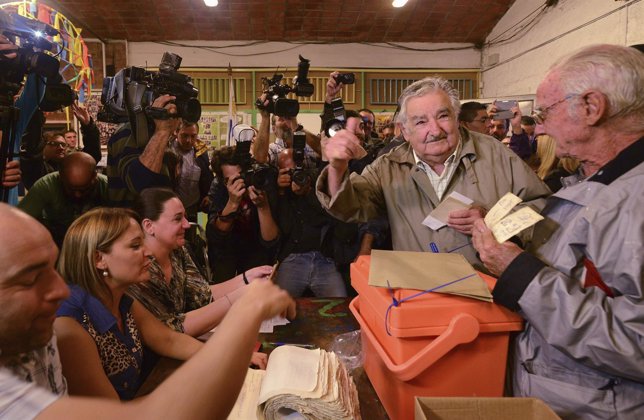 Mujica vota en las elecciones presidenciales de Uruguay