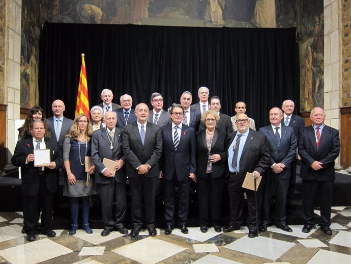 Artur Mas y Felip Puig con los premiados con las medallas President Macià