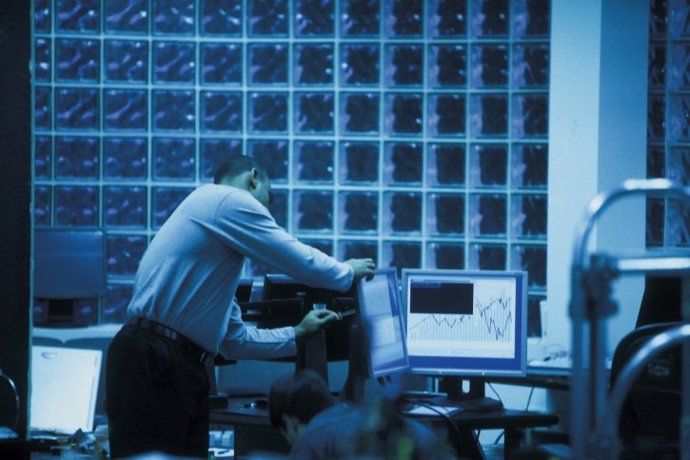 Trabajador noche, hombre, oficina, ordenador