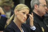 Cifuentes dice que "bastante" tiene con controlar los grupos violentos de Madrid