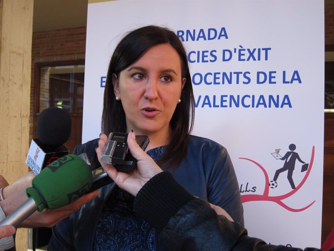 La portavoz del Gobierno valenciano, María José Català, atiende a los medios.