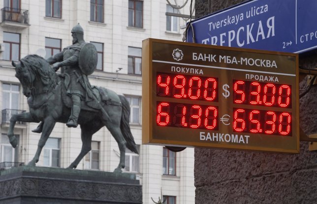 Un letrero electrónico muestra los tipos de cambio del rublo con otras monedas.