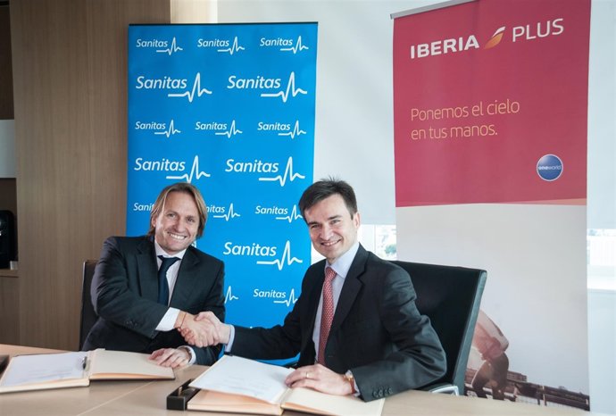 Fernando Lledó de Sanitas, a la derecha, Marco Sansavini, de Iberia