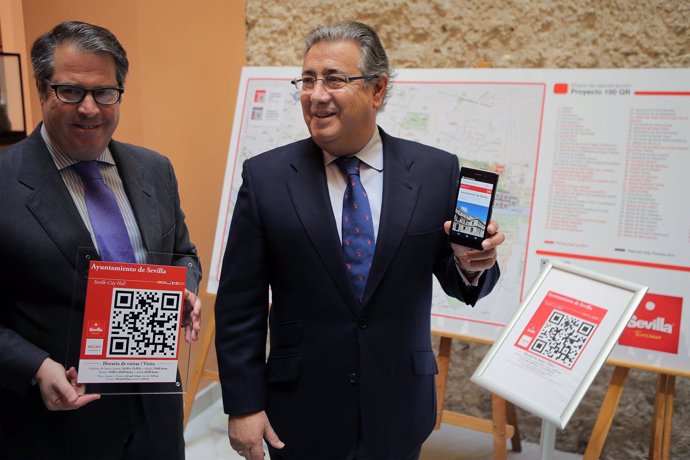 Serrano y  Zoido presentan el proyecto de instalación de códigos QR