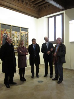 Alicia García en su visita a las salas capitulares de la Catedral de Salamanca