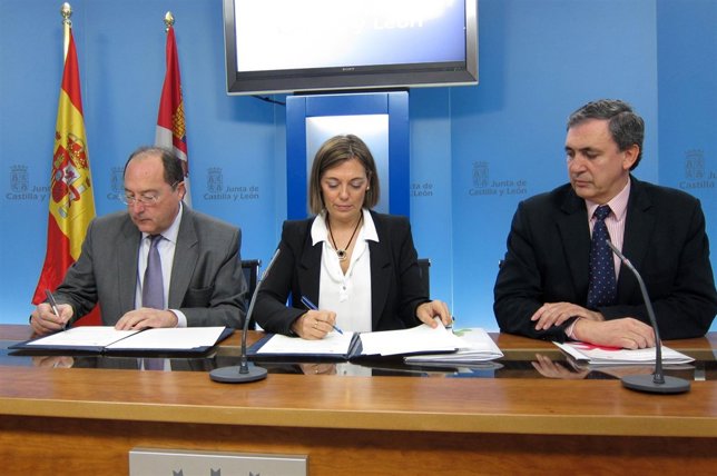 Carlos Moro y Milagros Marcos firman el convenio en presencia de Jesús Fuertes