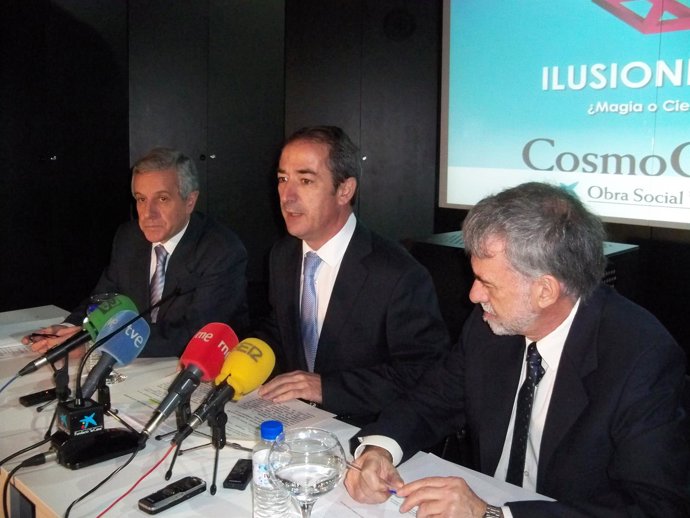 José Manuel Bilbao (C) presenta la exposición