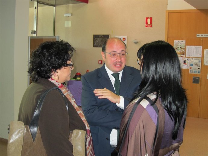 Sánchez con las responsables del centro visitado
