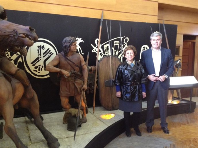 Nestares y Fernández de Moya visitan el montaje de la muestra sobre los iberos.