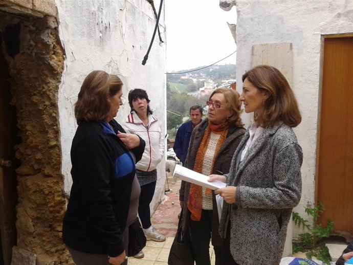 Rodríguez Hornillo junto a Alicia Martínez en una vivienda del barrio Castillo.