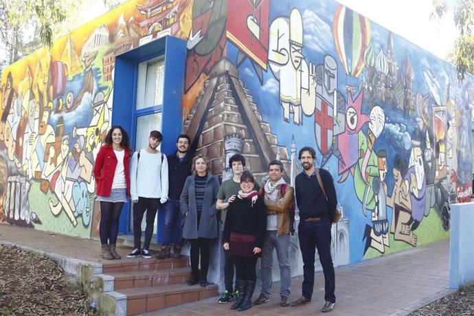 Los estudiantes ganadores del concurso con la vicerrectora de la UPO, cuarta por