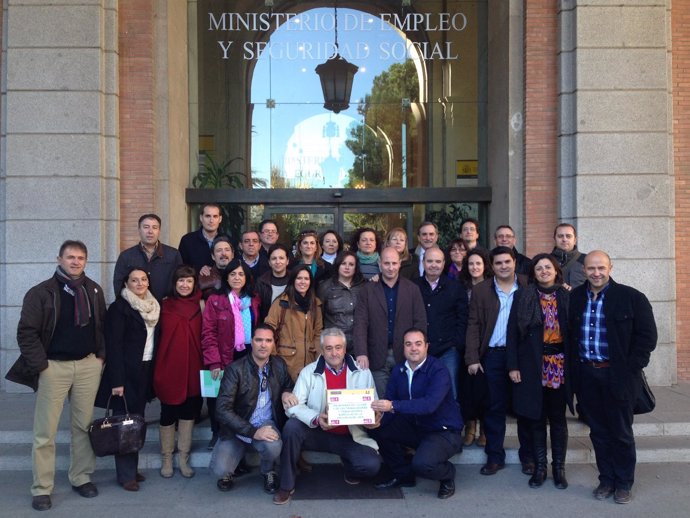 Entrega de firmas del PSOE de Jaén en el Ministerio de Empleo