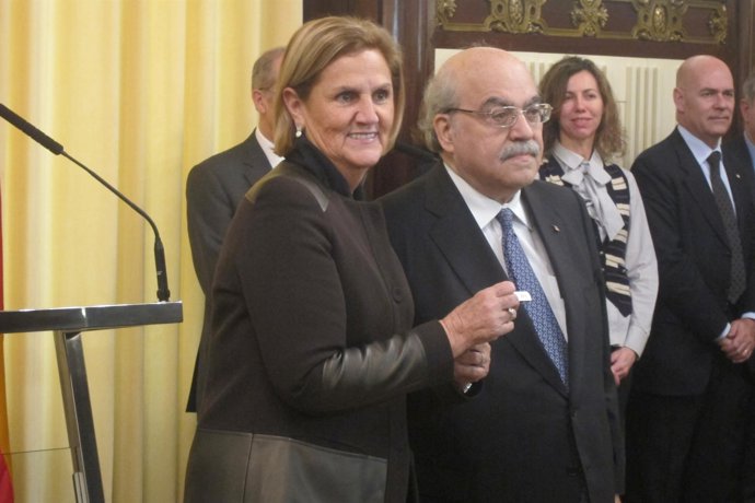 Andreu Mas-Colell entrega Presupuestos a Núria de Gispert