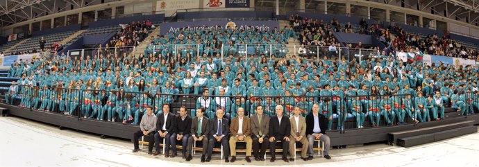 El alcalde de Almería con los jóvenes participantes en las escuelas deportivas