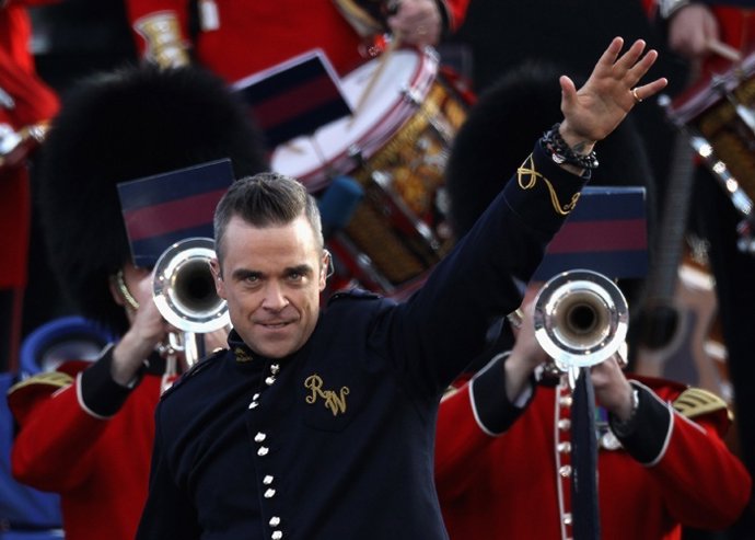 LONDON, ENGLAND - JUNE 04:  Singer Robbie Williams performs on stage during the 