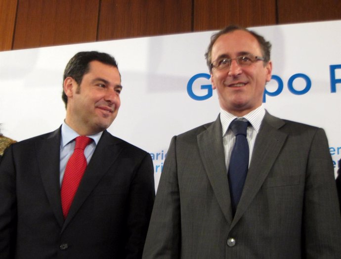 Juan Manuel Moreno con Alfonso Alonso en el Parlamento andaluz