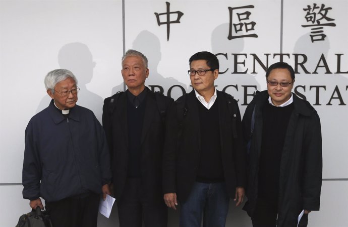 El cardenal Joseph Zen junto a los tres fundadores de Occupy Central