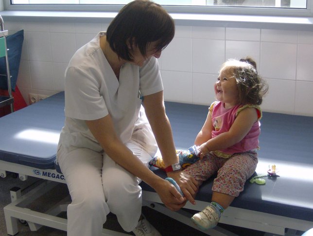 Niña con hemiparesia recibe tratamiento