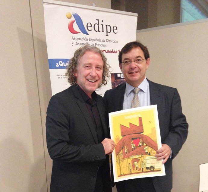 El presidente de AEDIPE entrega premio al director de RRHH de Grupo Fuertes
