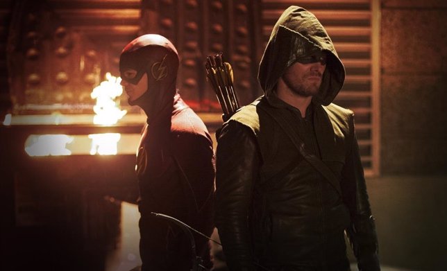 Flash vs Arrow: Oliver salva a Barry en el nuevo clip