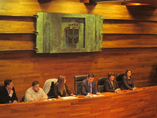 LOs representantes de CERMI con Pedro Sanjurjo en el salón de plenos  