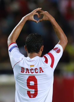 Carlos Bacca celebra un gol con el Sevilla